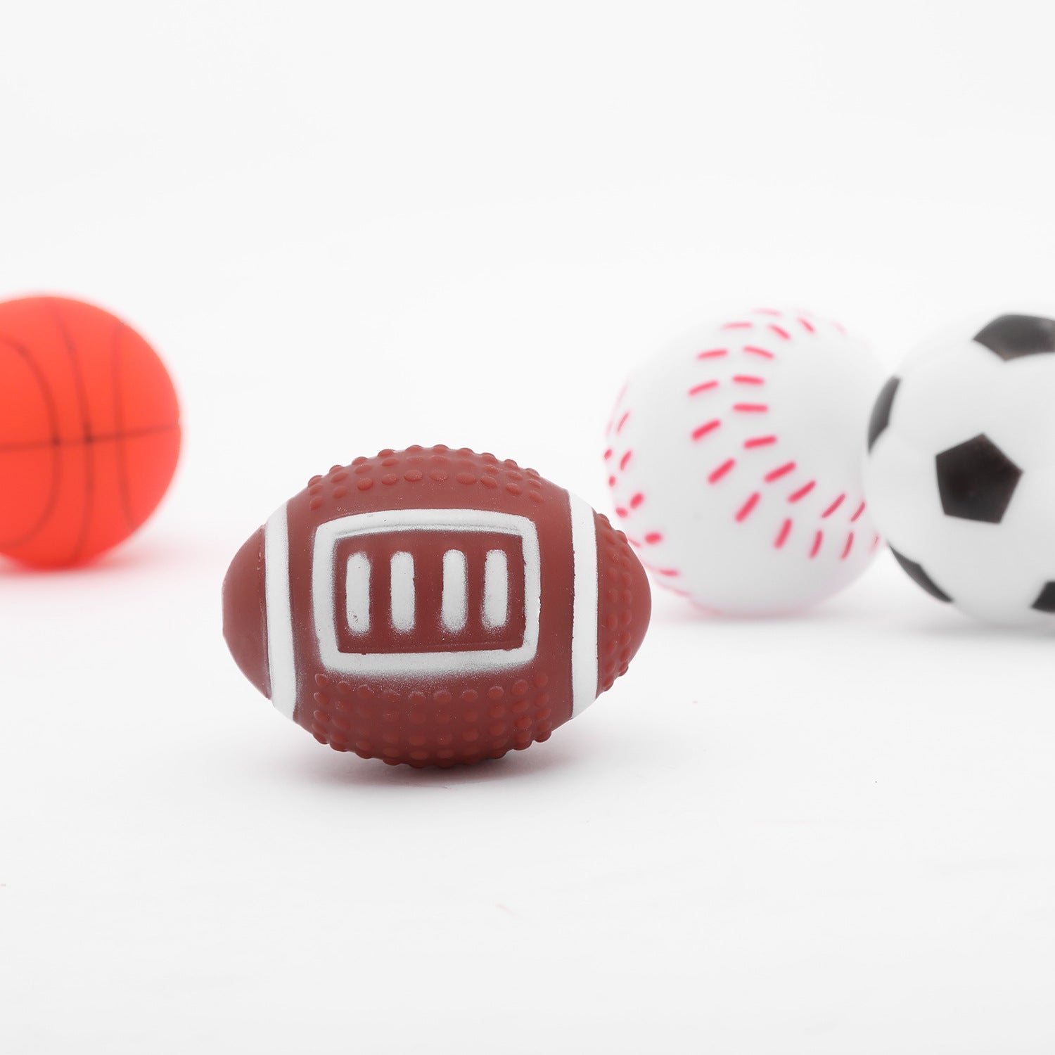 Sport-Quietschbälle für Hunde – Latex-Wurfspielzeug Basketball, Fußball, Tennis & Rugby