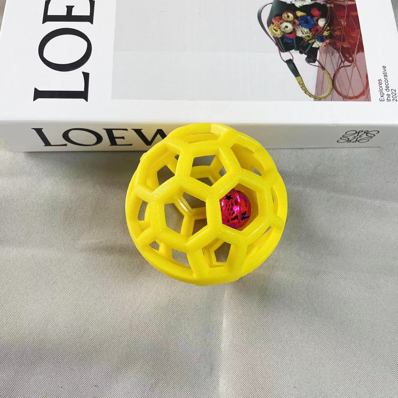 TPR Kauball für Hunde – mit & ohne Glöckchen (9 cm, 4 Farben)