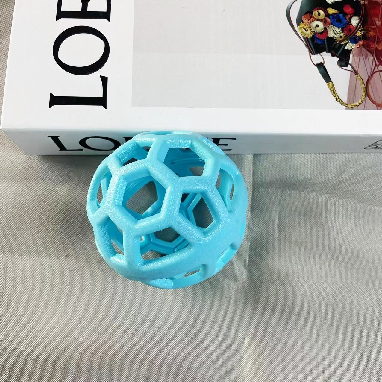 TPR Kauball für Hunde – mit & ohne Glöckchen (9 cm, 4 Farben)