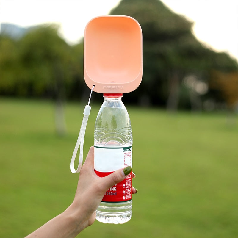Portabler Trinkaufsatz für Hunde – Für Mineralwasserflaschen, 4 Farben