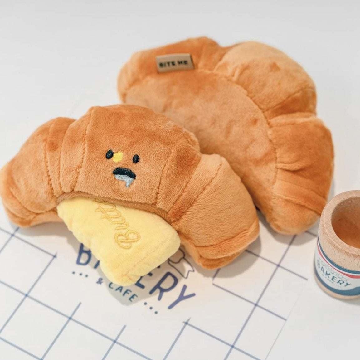 Croissant Schnüffelspielzeug – Plüsch, Quietscher, verstecktes Futter für Hunde