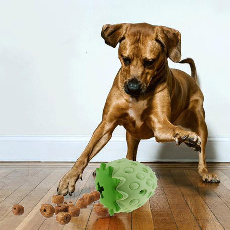 Erdbeer-Leckerli-Ball für Hunde – Gummi, bissfest & Futterspender